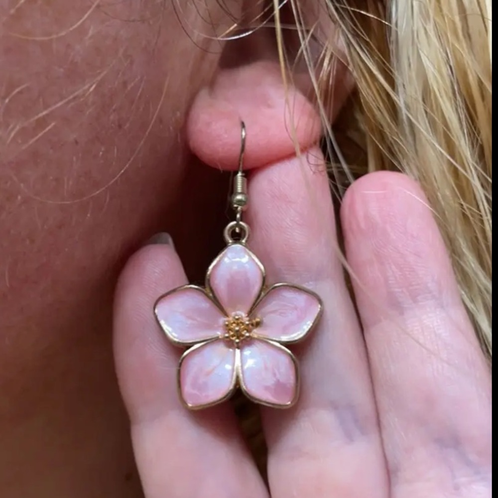 🌸Pink Enamel Flower Earrings - Picture 3 of 9